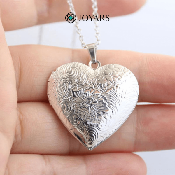 Medallón en forma de corazón repujado de flores en color plata